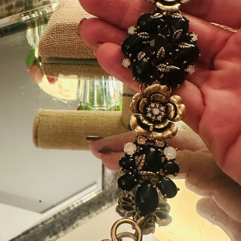 Exquisite Chloe + Isabel Black and Goldtone Floral Bracelet Intricate Accents - Picture 3 of 16